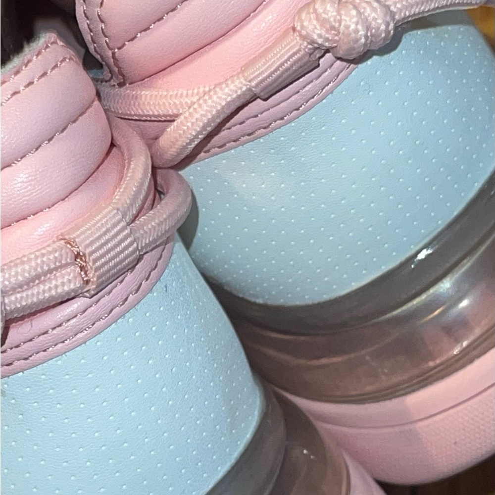 ๐ DKNY WOMAN SNEAKERS. Like new condition - Picture 4 of 8